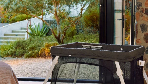 guava lotus travel crib