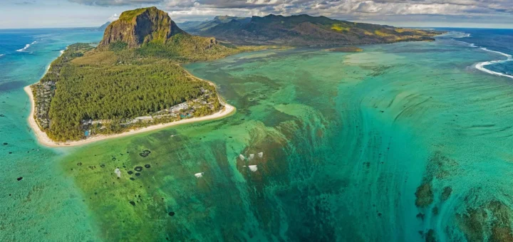 underwater waterfall